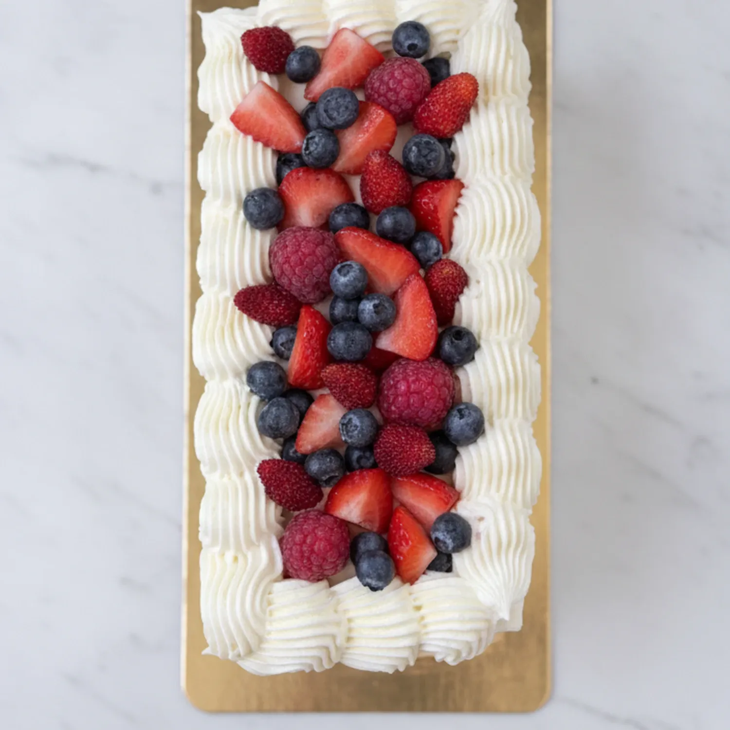 Tort long cake z owocami leśnymi - widok z góry