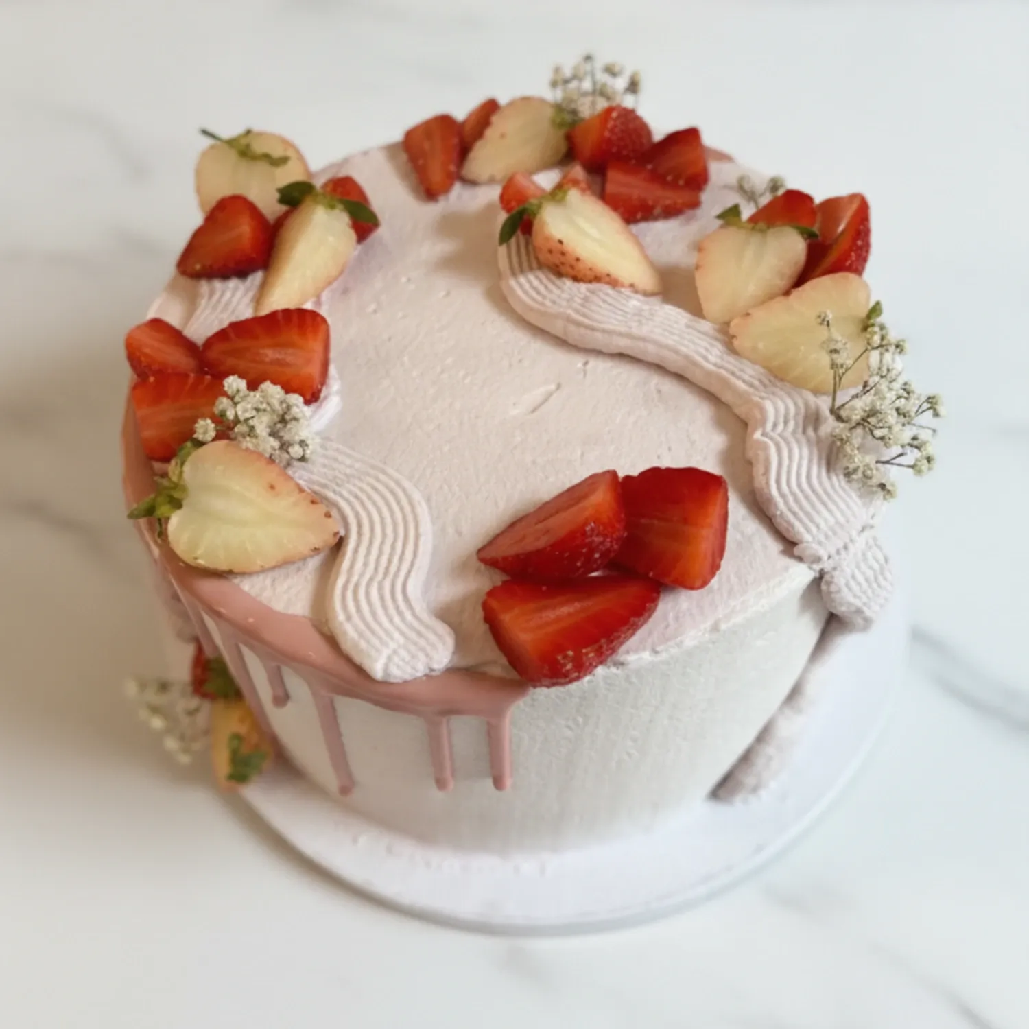 Tort long cake z truskawkami - widok z góry